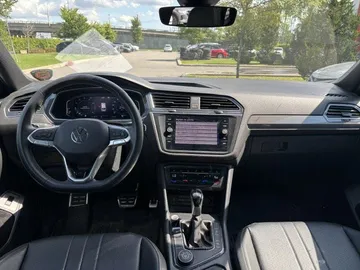 2023 Volkswagen Tiguan - image 9