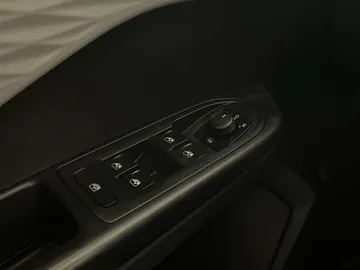 2022 Volkswagen Taos - image 23