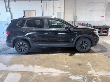 2024 Volkswagen Taos - image 3