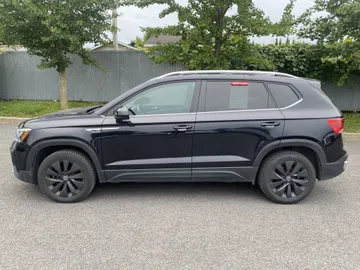 2024 Volkswagen Taos - image 4