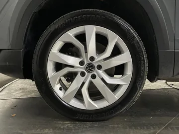 2022 Volkswagen Taos - image 7