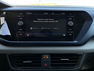 2022 Volkswagen Taos - image 8