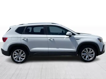 2022 Volkswagen Taos - image 2