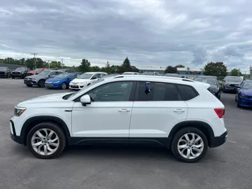2022 Volkswagen Taos - image 4