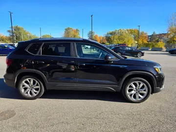 2022 Volkswagen Taos - image 6