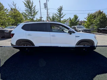 2024 Volkswagen Taos - image 4