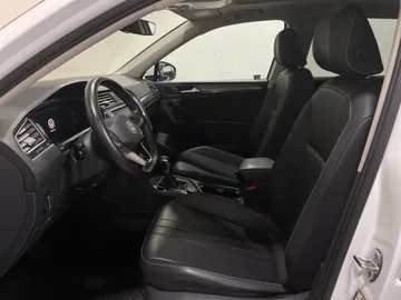 2023 Volkswagen Tiguan - image 3