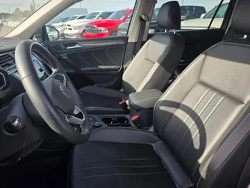 2023 Volkswagen Tiguan - image 8