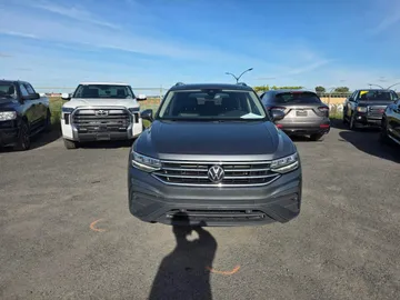 2023 Volkswagen Tiguan - image 2