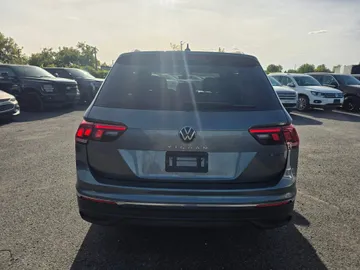 2023 Volkswagen Tiguan - image 6