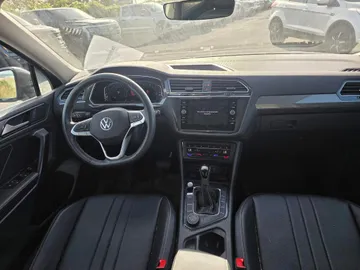 2023 Volkswagen Tiguan - image 9