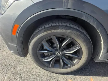 2023 Volkswagen Tiguan - image 7