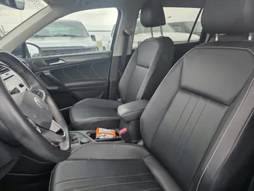 2023 Volkswagen Tiguan - image 8