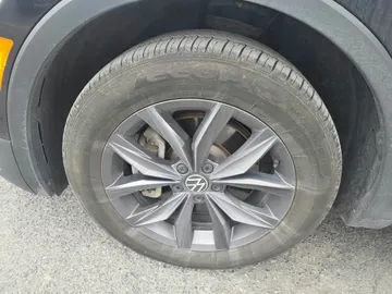 2023 Volkswagen Tiguan - image 7