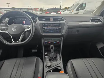 2023 Volkswagen Tiguan - image 9