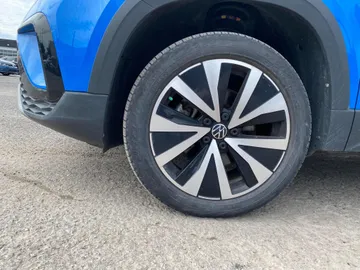 2023 Volkswagen Taos - image 9