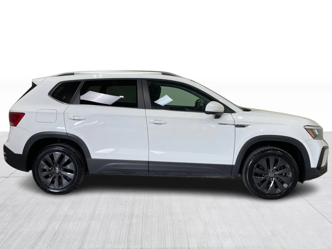 2024 Volkswagen Taos — photo 2