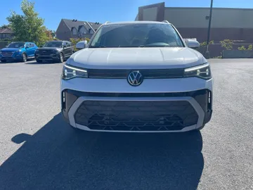 2025 Volkswagen Taos - image 2