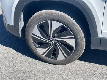 2025 Volkswagen Taos - image 7