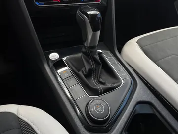 2025 Volkswagen Taos - image 24
