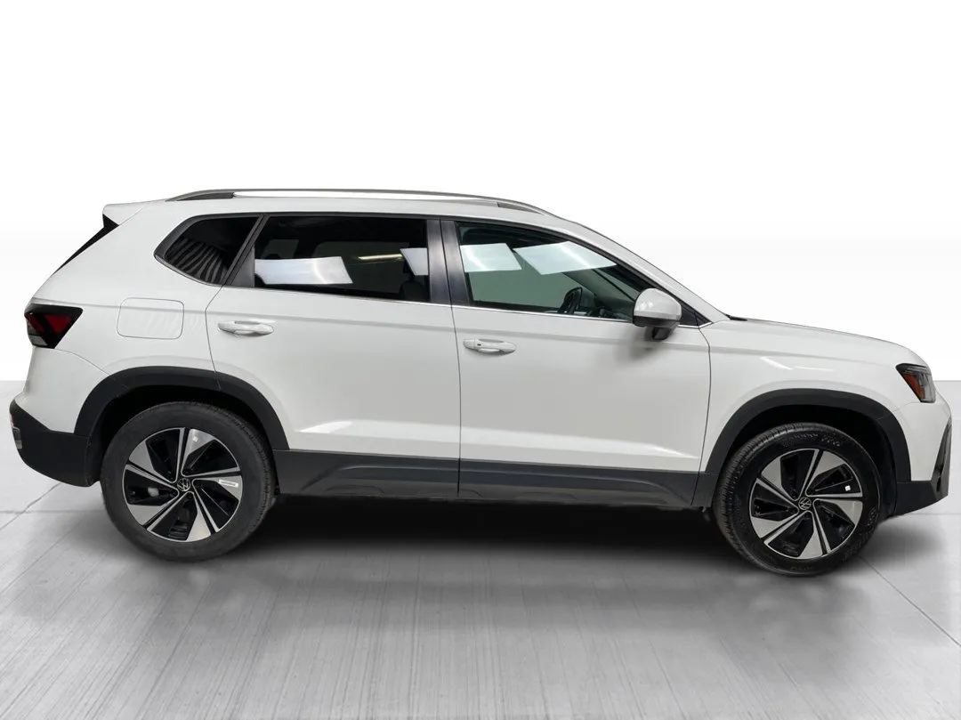 2025 Volkswagen Taos — photo 2