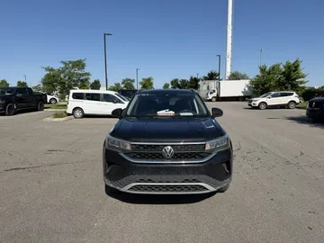 2024 Volkswagen Taos - image 2