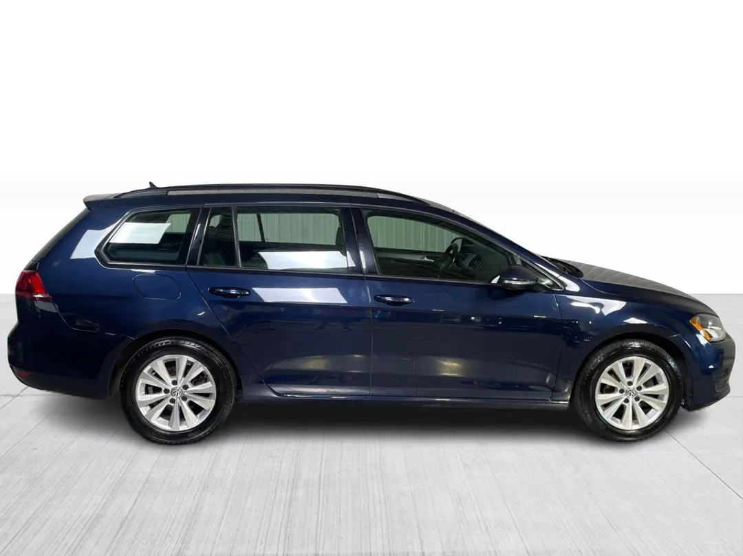 2017 Volkswagen Golf SportWagen — photo 2