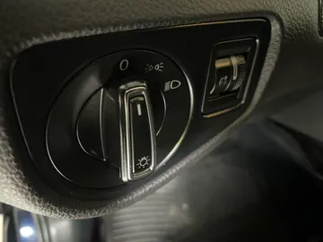 2017 Volkswagen Golf SportWagen - image 17