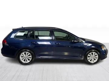 2017 Volkswagen Golf SportWagen - image 2