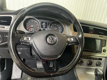 2017 Volkswagen Golf SportWagen - image 16