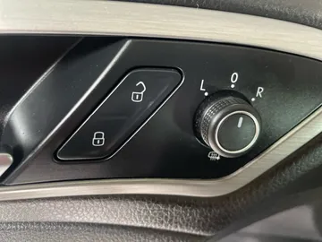 2017 Volkswagen Golf SportWagen - image 21