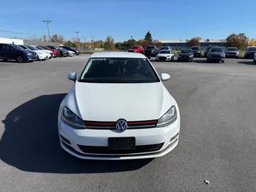 2015 Volkswagen Golf - image 2