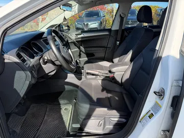 2015 Volkswagen Golf - image 10