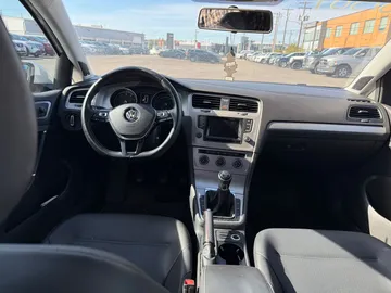 2015 Volkswagen Golf - image 11