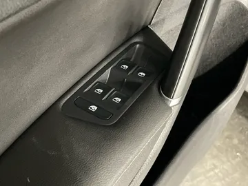 2019 Volkswagen Golf SportWagen - image 25