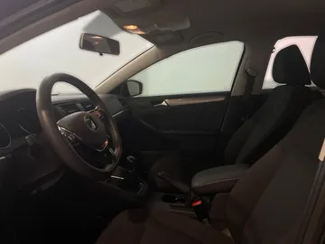 2017 Volkswagen Jetta - image 3