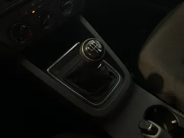 2017 Volkswagen Jetta - image 25