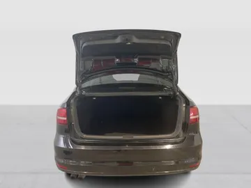 2017 Volkswagen Jetta - image 12