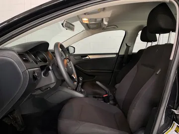2016 Volkswagen Jetta - image 3