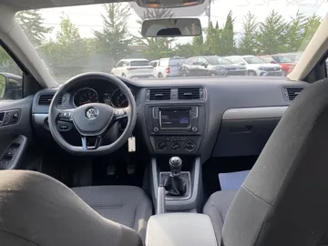 2016 Volkswagen Jetta - image 9