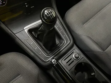 2019 Volkswagen Golf SportWagen - image 25