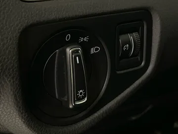 2017 Volkswagen Golf - image 18