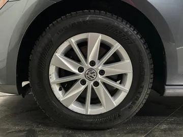 2017 Volkswagen Golf - image 6