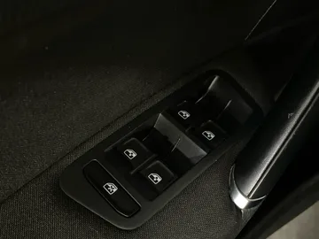 2017 Volkswagen Golf - image 22