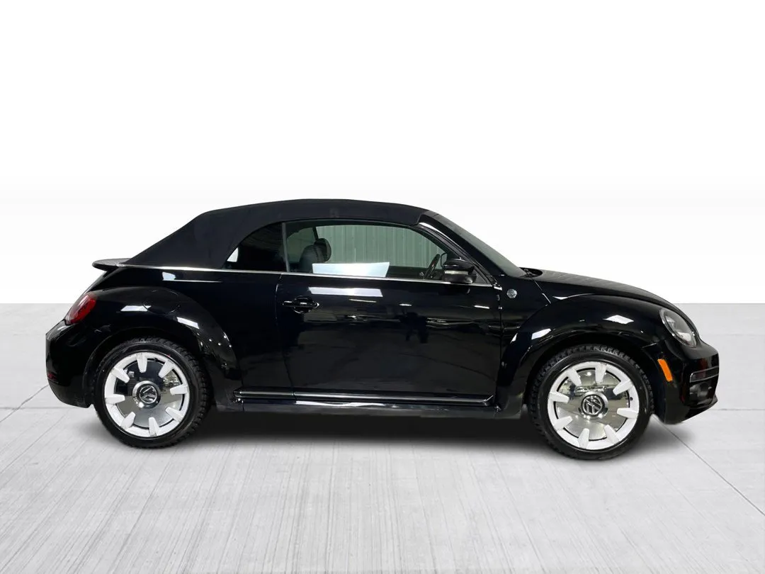 2019 Volkswagen Beetle Convertible — photo 2