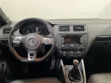 2014 Volkswagen Jetta - image 4