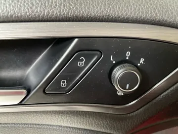 2018 Volkswagen Golf - image 24