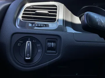 2018 Volkswagen Golf - image 27