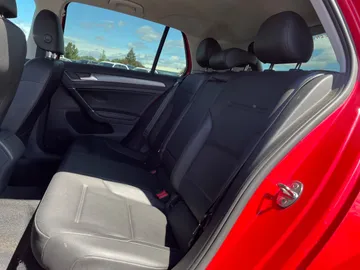 2018 Volkswagen Golf - image 16