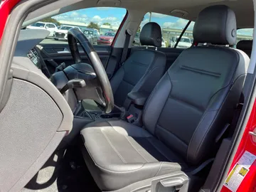 2018 Volkswagen Golf - image 3